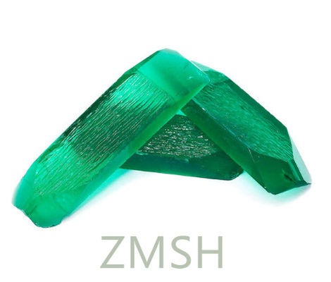 Smaragdgroene saffier ruwe edelsteen gemaakt door laboratorium voor uitstekende sieraden