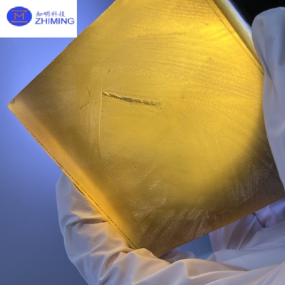 Geel saffieren grondstof gemaakt in een laboratorium voor juwelen.